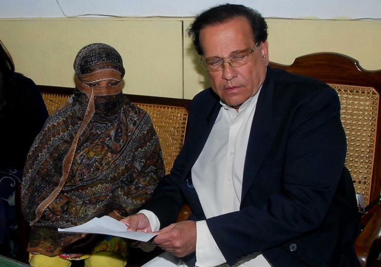 Skudt. Salman Taseer fotograferet i november, mens han talte med den kristne pakistanske kvinde, Asia Bibi, der var blevet dømt til døden for blasfemi. 