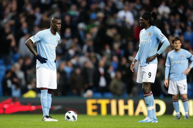 skader. Manchester Citys Mario Balotelli (tv) og David Silva (th) kommer ikke med i topkampen mod Arsenal. Det kan måske til gengæld bane vej for den tidligere Arsenal-spiller Emmanuel Adebayor (midt) i startopstillingen. 