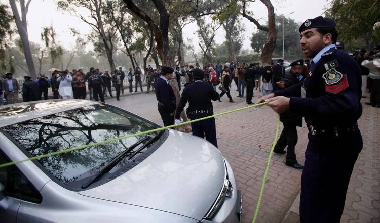 attentat. Det politisk urolige Pakistan blev i dag ramt af et mord på en af landets vigtigste politikere. Guvernøren i Punjab, Salman Taseer, blev skudt af sin egen vagt. 