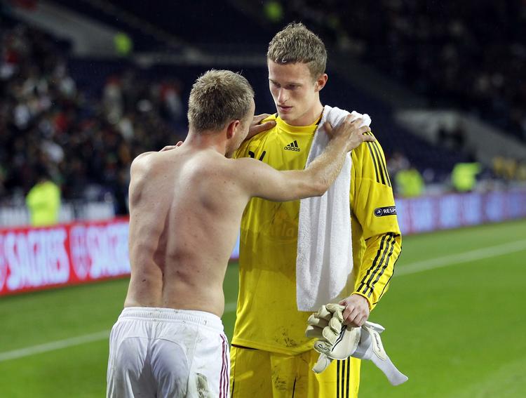 spillertilladelse. Anders Lindegaard (th) efter landskampen mod Portugal sammen med en anden dansk spiller i engelsk tjeneste, Lars Jacobsen fra West Ham. 