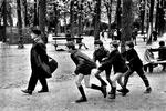 Fotografierne stammer fra Krass Clements tid som  freelancefotograf i Paris i slutningen  af 60'erne - blandt andet under  urolighederne i 1968 - og viser  derfor en svunden tid. 