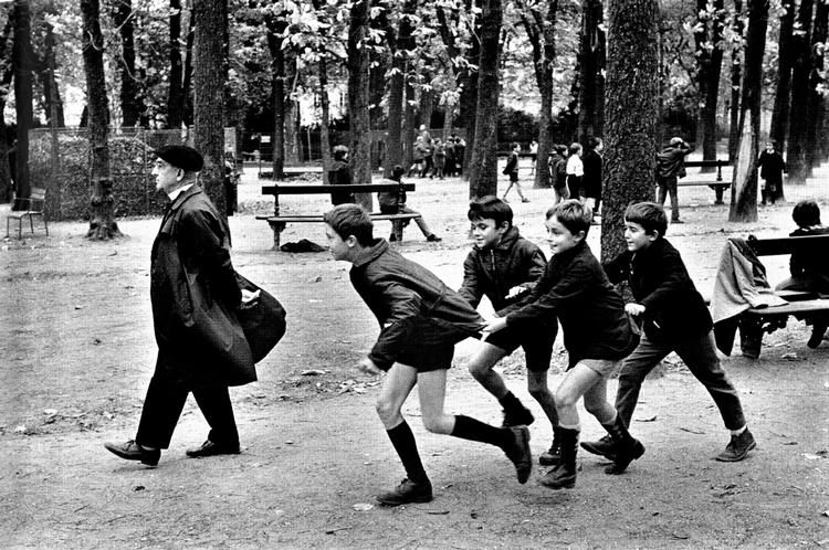 Fotografierne stammer fra Krass Clements tid som  freelancefotograf i Paris i slutningen  af 60'erne - blandt andet under  urolighederne i 1968 - og viser  derfor en svunden tid. 