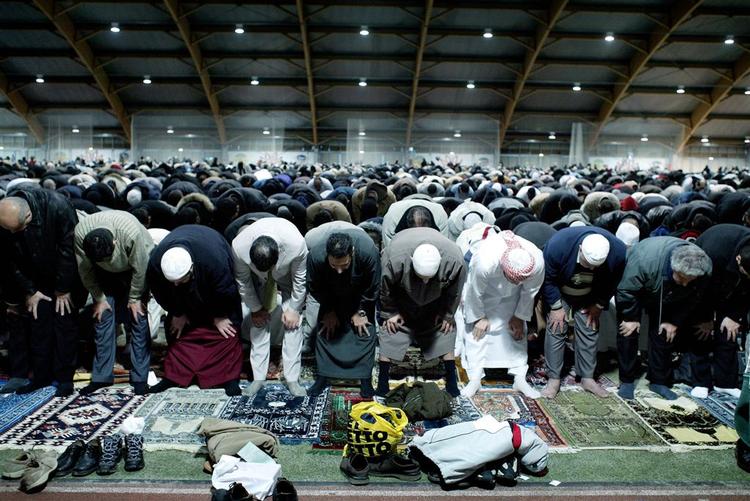 Førstedagen af tre-dages fest kaldet eid al-fitr, som er afslutningen på fastemåneden - ramadanen. Foto fra Danmark Hallen i Valby. 