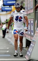 styrtet. I 2005 blev Baden Cooke væltet i en spurt om en etapesejr i Giro d'Italia. I dag var det et teknisk uheld, der kostede australieren dyrt. 
