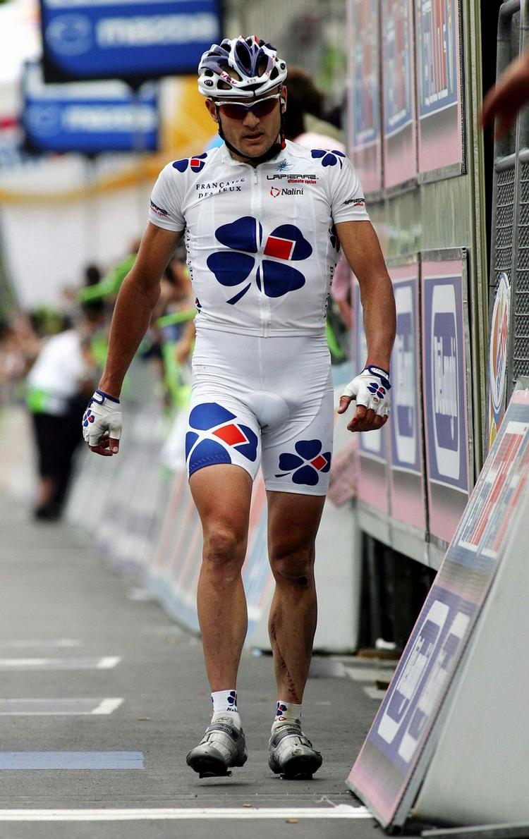 styrtet. I 2005 blev Baden Cooke væltet i en spurt om en etapesejr i Giro d'Italia. I dag var det et teknisk uheld, der kostede australieren dyrt. 