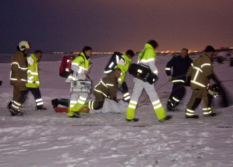 REDNING. Siden tirsdag i sidste uge har en 46-årig mand ligget kunstigt i koma, efter at han lå livsløs i vandet ved Amager Strandpark. 