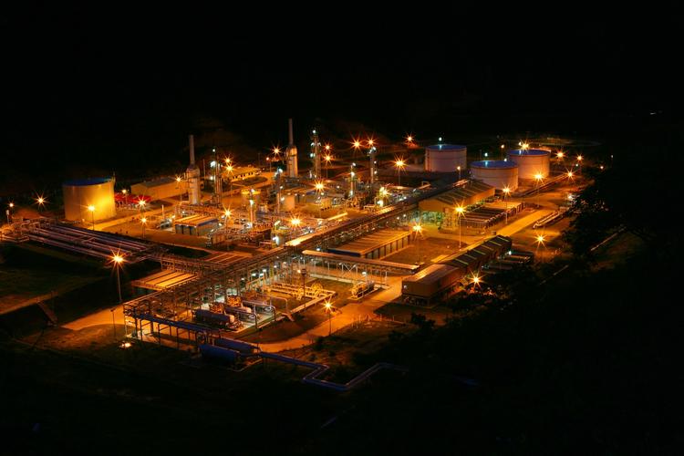 Udspil. Udviklingsminister Søren Pind (V) og skatteminister Troels Lund Poulsen (V) arbejder i disse dage på et nyt udspil, som skal klarlægge den danske holdning til sammenhængen mellem skat og udvikling. På billedet ses et raffinaderi i Bolivia. 