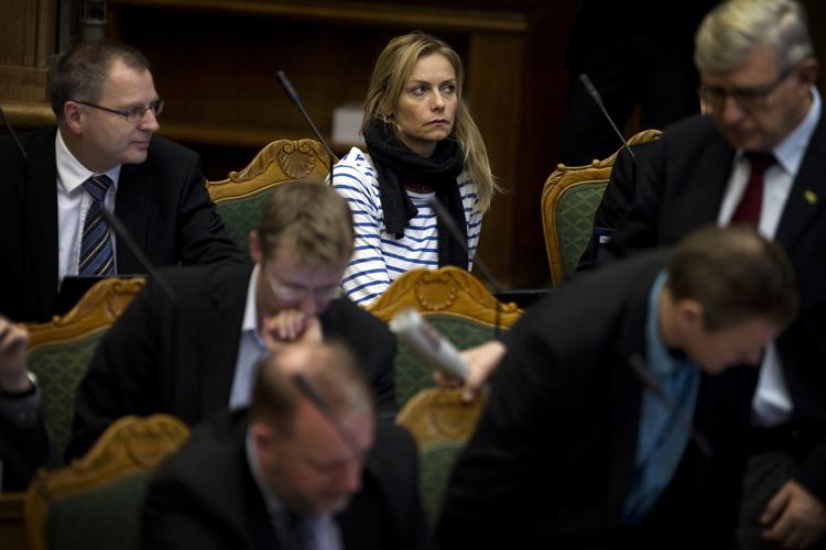 Hvem? Malou Aamund (V) alene blandt herrer bagest på Venstre-bænkene. 