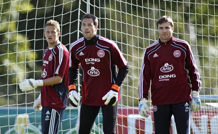 salgbar. Anders Lindegaard (tv) er her i baggrunden af de to andre danske landsholdsmålmænd, men danskeren er kommet frem i hierarkiet og er efterstræbt af en række storklubber. Arkivfoto. 