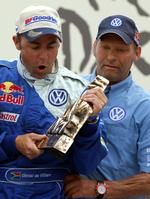sexanklaget. Kris Nissen (th) fejrer sejren til Volkswagen i Dakar-rallyet i 2009. 