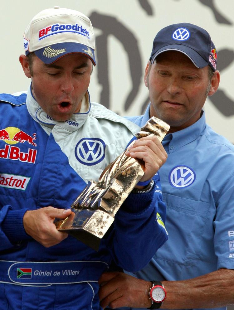 sexanklaget. Kris Nissen (th) fejrer sejren til Volkswagen i Dakar-rallyet i 2009. 