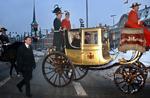 Bytur. Dronning Margrethes tur fra Amalienborg til Christiansborg i guldkareten er traditionelt et tilløbsstykke. Kl. 13.30 kører hun hjem igen. 