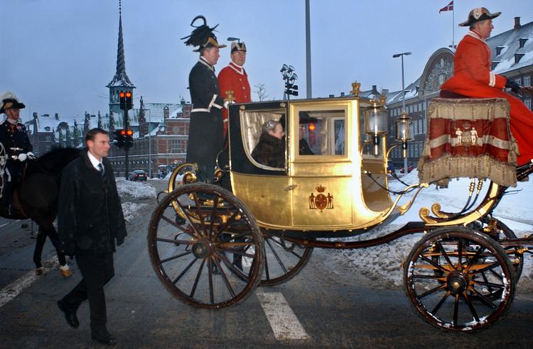 Bytur. Dronning Margrethes tur fra Amalienborg til Christiansborg i guldkareten er traditionelt et tilløbsstykke. Kl. 13.30 kører hun hjem igen. 