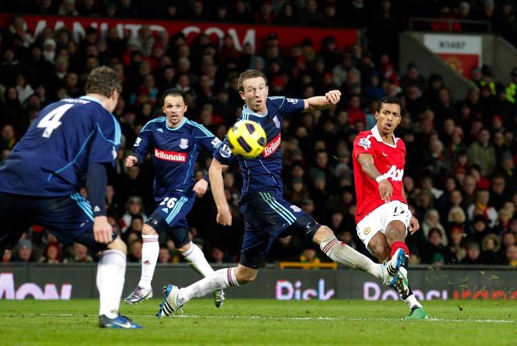 ubesejret. Manchester Uniteds Nani krøller bolden uden om Stokes forsvar og i mål under kampen på Old Trafford tirsdag. 