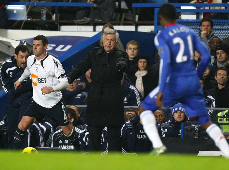 trenchcoat-træner. Chelseas italienske træner Carlo Ancelotti er ikke typen, der står på sidelinjen i træningsdragt, når holdet spiller. 