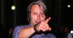 Mads Mikkelsen, der hopper i poolen i Thailand, giver danskerne lyst til at rejse samme sted hen. 