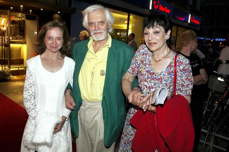Oscarsson. Premiere på 'Manden bag Døren' i Dagmar-biografen i København. Filmen er instrueret af Jesper W. Nielsen, som Per Oscarsson har lavet flere film med. Her ses Oscarsson i selskab med hustruen Kia Östling, der ligeledes formodes omkommet i branden, og parrets datter. 