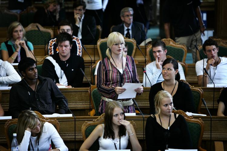 FREMTIDEN. Ungdomspolitikerne vil have en bredere indsats for at sikre danskernes velfærd fremover end blot en efterlønsændring og en lidt længere arbejdsuge. Arkivfoto fra ungdomsparlament i Folketinget. 