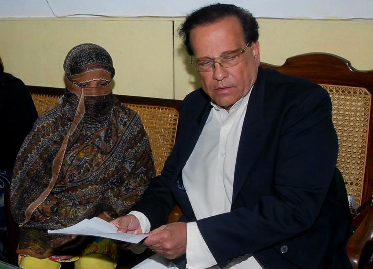 GUVERNØR. Salman Taseer fotograferet i november, da han besøgte Asia Bibi i fængslet i Sheikpura. 