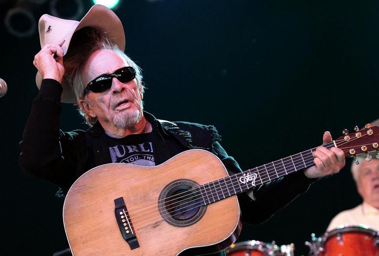 seniortrio. 73-årige Merle Haggard vil sammen med Kris Kristoffersen (74) og Willie Nelson (77) danne en ny trio, 'The Musketeers'. Arkivfoto: AP