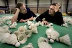fjerbold. Peter Gade og Jan Ø. Jørgensen i en afslappet stund ved DM i badminton sidste år.. 