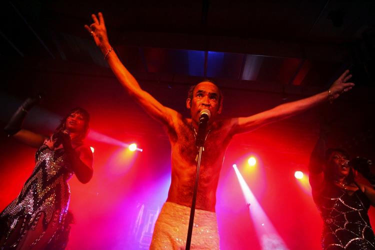 Farrell. Bobby Farrell blev 61. Han optrådte så sent som dagen før sin død under navnet 'Bobby Farrell's Boney M', der bød på en blanding af disco og calypso. 