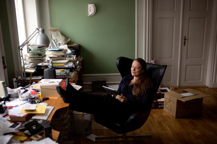 Begyndelse. Merete Pryds Helle bor ganske vist i legatboligen på Bakkehusmuseet på Frederiksberg, men hun har blikket stift rettet mod litteraturens muligheder i de nye medier. 