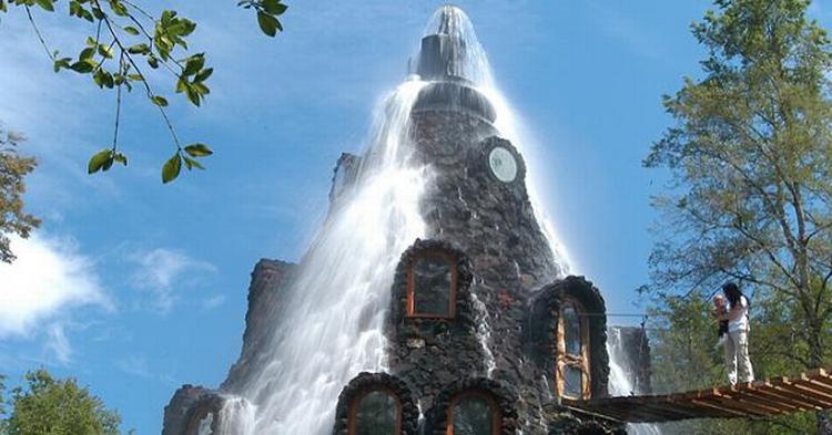 VANDDRØMME. På det 4-stjernede hotel Montaña Mágica Lodge i Chile kan du falde i søvn til lyden af vand, der drypper ned over dit vindue. 