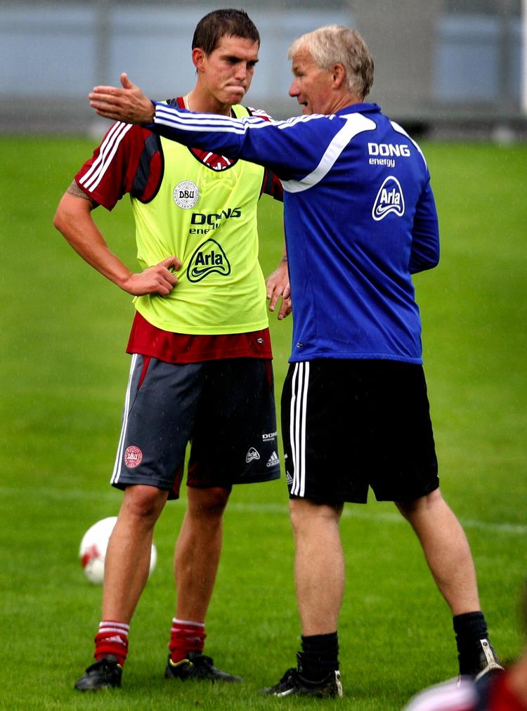 VÆK. Hvis du ikke får lov at spille, så find en ny klub, er Morten Olsens råd til Daniel Agger. 