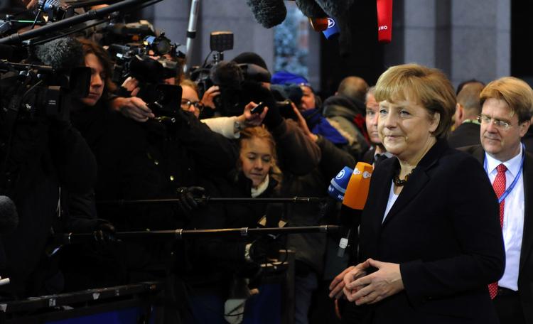 Kanslerinde. Selv om det først og fremmest er Angela Merkel og landsmænd, der har spyttet i kassen i forbindelse med de lån, som har holdt bl.a. Irland i live, kan det ikke betale sig for Tyskland at melde sig ud af euroen. 
