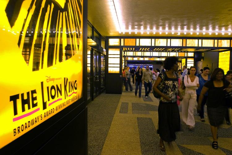 Musicalsucces. Musicaludgaven af "Løvernes konge" bliver ved med at vælte sig i succes. Til trods for, at opsætningen har kørt i mere end ti år, var 2010 det bedst indtjenende nogensinde. 