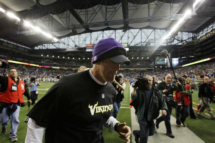 afsked. Tre gange har Brett Favre indstillet sin karriere, men der er stadig støj omkring den nu tidligere quarterback. 