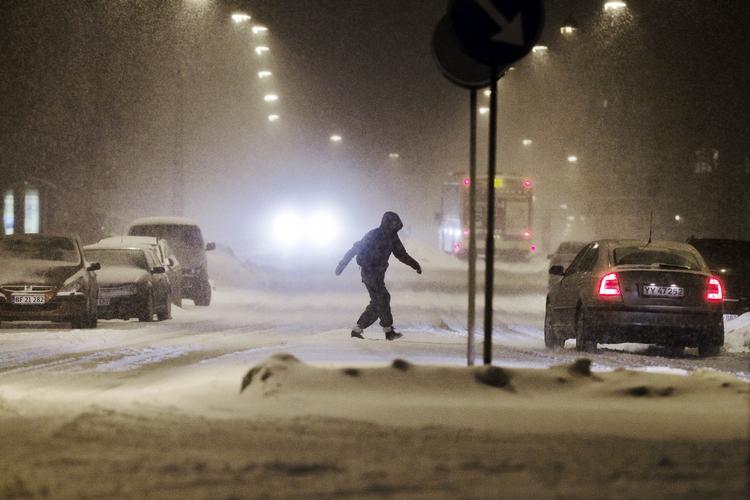 Snefygning. Hele morgenen har det sneet og fyget - som her i København. Men i eftermiddag er alt roligt igen. 