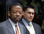 Skyldig? Det ser muligvis sort ud for Michael Jacksons læge Conrad Murray, efter sangerens tidligere bodyguard i går blev taget i ed. Her er det netop Jacksons bodyguard Alberto Alvarez (th) og hans advokat Carl Douglas (tv), der forlader retsbygningen i Los Angeles. 
