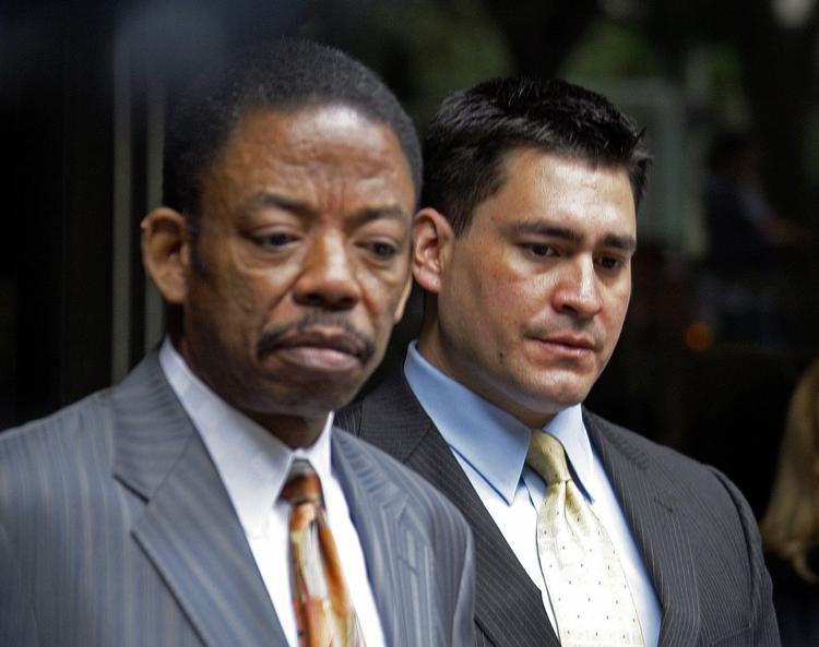 Skyldig? Det ser muligvis sort ud for Michael Jacksons læge Conrad Murray, efter sangerens tidligere bodyguard i går blev taget i ed. Her er det netop Jacksons bodyguard Alberto Alvarez (th) og hans advokat Carl Douglas (tv), der forlader retsbygningen i Los Angeles. 