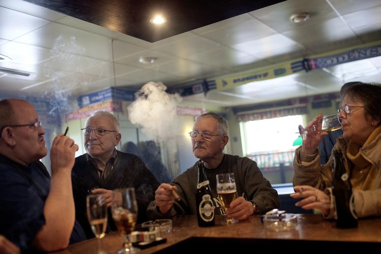 røgslør. Der ryges løs på på Centerpubben i Værløse, og i dag skal retten så tage stilling til, om det er lovligt eller om værtshusejer Gert Sluth bryder rygeloven. 