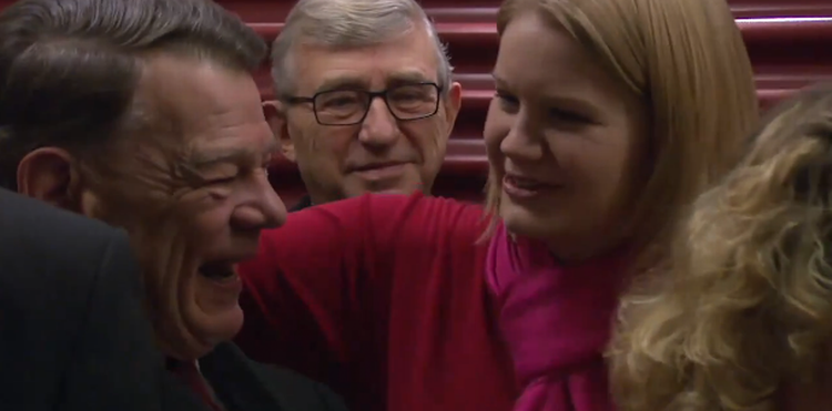PJAT. Fætrene Jesper Langballe og Søren Krarup pjatter med Marlene Harpsøe. Screendump fra videoen. 