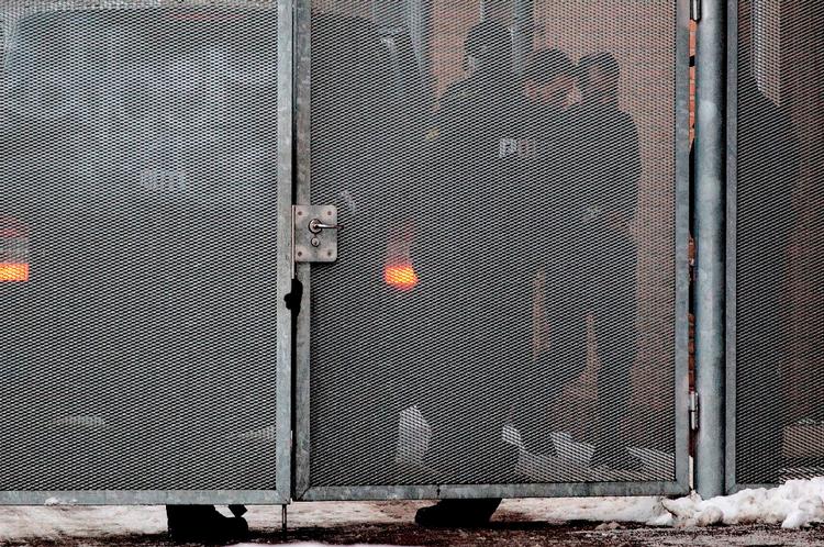 mistænkt. En af de anholdte i sagen om terrorplaner mod JP/Politikens Hus føres her ind i Retten i Glostrup mellem jul og nytår. Efter den første naturlige rædsel er det nødvendigt at prøve at forstå, hvordan en terrorhandling i terroristens øjne kan opleves som moralsk og nødvendig, mener den danske idéhistoriker Mikkel Thorup fra Aarhus Universitet, der står bag nyudgivelsen af Clausewitz' 'Om krig'. 