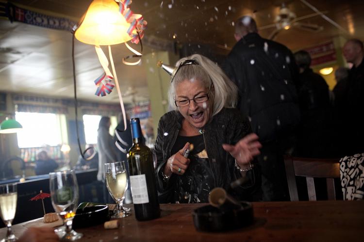 ventetid. Rygerne på Center Pub i Værløse må vente endnu en gang på besked fra retten om rygeloven også gælder på deres værtshus. Sagen er udsat på grund af fejl i anklageskriftet. 
