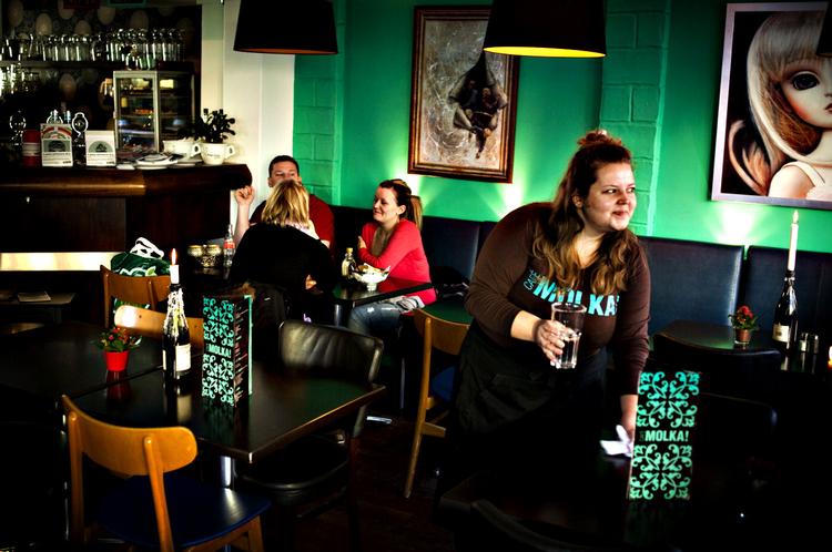 Det er, som om Café Molka! ikke kan finde ud af, om den skal være en italiensk bistro, amerikansk diner eller café med mellemøstlige aner. Det kan både ses på interiøret og smages i det tilfældige miks af menuer. 