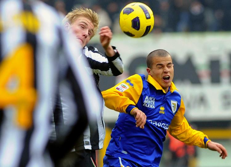 besejret. Med to mål voldte Sebastian Giovinco (th.) sin danske modspiller Frederik Sørensen (tv.) store problemer. 