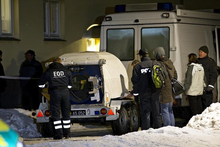 RANSAGNING. Politi og bombeeksperter fra militæret undersøger den lejlighed i Greve, som ifølge PET's mistanke skulle huse terrorgruppe i forbindelse med angreb i København. 