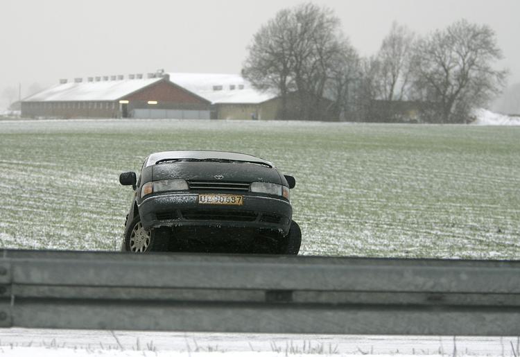afveje. Masser af biler ryger i grøften om vinteren, ofte på grund af sommerdæk på bilen. Næste vinter vil der muligvis komme lovkrav om vinterdæk, når man bevæger sig ud på glatte veje. 