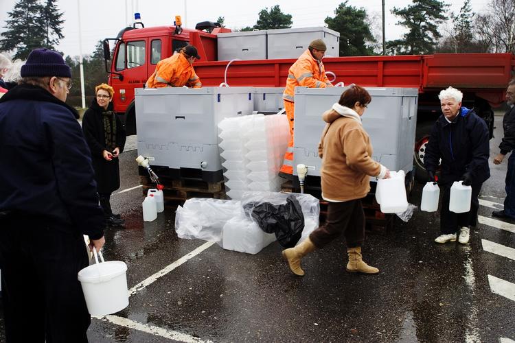 Vand. Beboere i Køge måtte i 2007 have vand udleveret fra tankbiler, da drikkevandet var forurenet af afføring. 