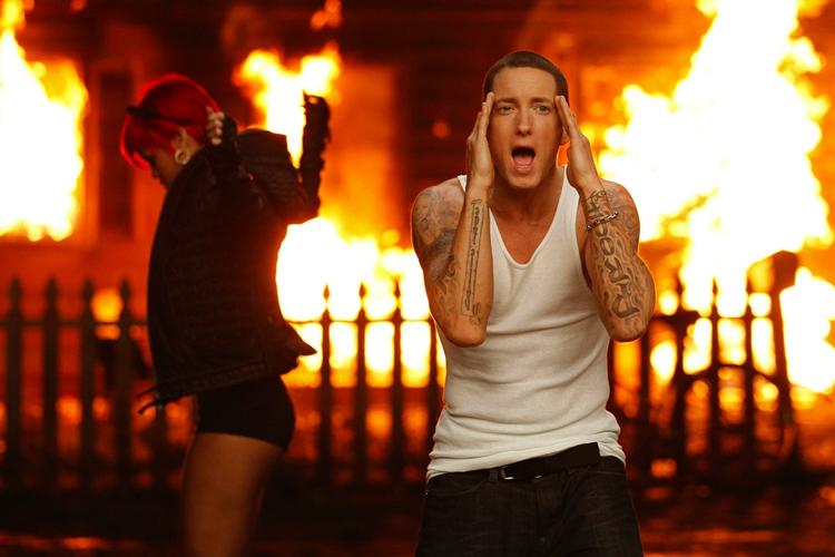Eminem. Den 38-årige amerikanske rapper ses her i vigør i videoen til megahittet  'Love the Way You Lie' fra albummet 'Recovery' fra sidste år. I baggrunden trisser Rihanna rundt. 
