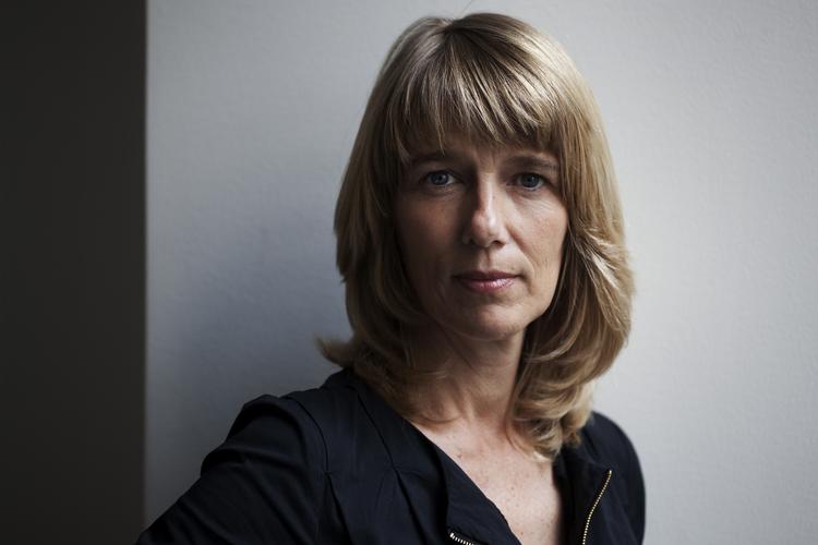 Ansøgning.  Politikens kulturredaktør Anita Bay Bundegaard sender ansøgning til jobbet som DR's generaldirektør. 