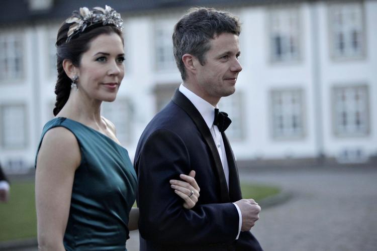 kronprinspar. Kronprins frederik og Kronprinsesse Mary, der her ses i forbindelse med Dronning Margrethes 70-års-fødselsdag i april sidste år, har gentagne gange fortalt om deres syn på børneopdragelse. 