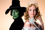 De to hekse Elphaba og Glinda spilles af  Maria Lucia Heiberg Rosenberg og Annette Heick. 
