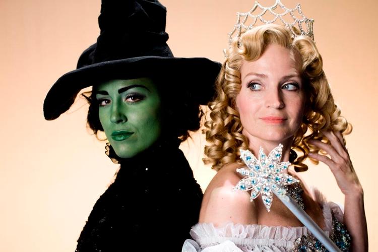 De to hekse Elphaba og Glinda spilles af  Maria Lucia Heiberg Rosenberg og Annette Heick. 