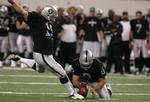 fieldgoal. Et enkelt spark på det første angreb i sudden death har tidligere kunnet afgøre en slutspilskamp. Dette forsøg fra Oakland Raiders' Sebastian Janikowski er dog fra denne sæsons grundspil. 